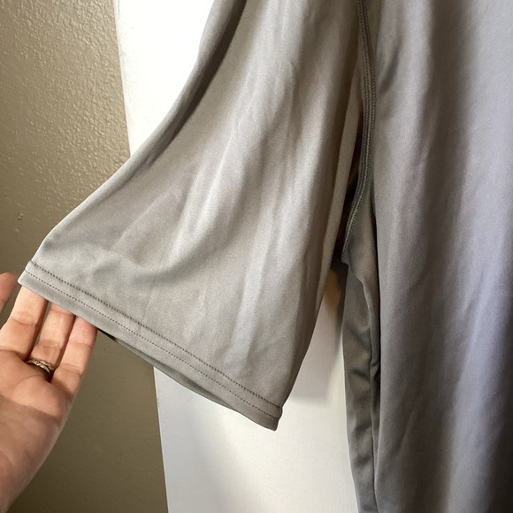 Speedo Grey Athletic Shirt NWT - Picture 4 of 8